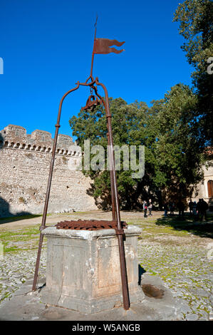 Alten Brunnen im Innenhof von Schloss Caetani, Sermoneta, Latina, Latium, Italien Stockfoto