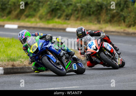 Consolation-maisonnettes, Nordirland. 27. Juli, 2019. Consolation-maisonnettes Straße Rennen das Rennen der Legenden; Michael Sweeney (MJR BMW) Forderungen 3. Platz in der SuperBike rennen Credit: Aktion plus Sport/Alamy leben Nachrichten Stockfoto