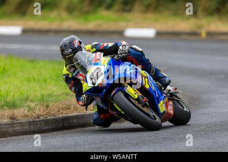 Consolation-maisonnettes, Nordirland. 27. Juli, 2019. Consolation-maisonnettes Straße Rennen das Rennen der Legenden; Derek Sheils (Burrows Engineering/RK Racing Suzuki) nimmt den zweiten Platz in der SuperBike Rennen, hinter Michael Dunlop auf dem Tyco BMW Credit: Aktion plus Sport/Alamy leben Nachrichten Stockfoto