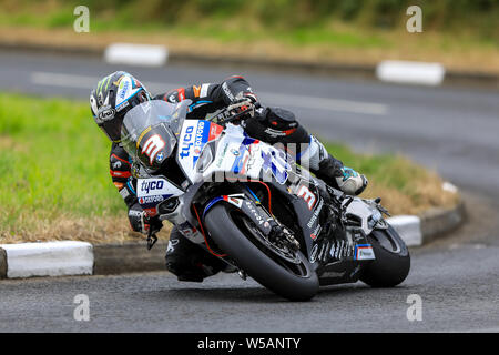 Consolation-maisonnettes, Nordirland. 27. Juli, 2019. Consolation-maisonnettes Straße Rennen das Rennen der Legenden; Michael Dunlop wurde in sensationelle Form der Gewinnen in der Eröffnung Superbike Rennen auf dem Tyco BMW Credit: Aktion plus Sport/Alamy leben Nachrichten Stockfoto