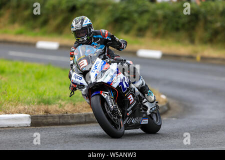 Consolation-maisonnettes, Nordirland. 27. Juli, 2019. Consolation-maisonnettes Straße Rennen das Rennen der Legenden; Michael Dunlop erkennt die Tausende von Fans, die den Kurs nach dem Gewinn der Eröffnung SuperBike rennen Credit: Aktion plus Sport/Alamy leben Nachrichten Stockfoto