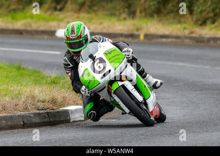 Consolation-maisonnettes, Nordirland. 27. Juli, 2019. Consolation-maisonnettes Straße Rennen das Rennen der Legenden; Derek McGee (faraldos Racing) nimmt seinen ersten Gewinn der Tag auf der Moto3 Credit: Aktion plus Sport/Alamy leben Nachrichten Stockfoto