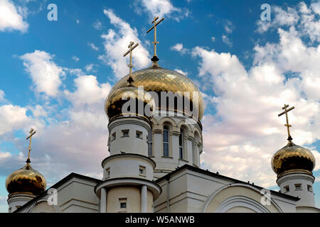 Orthodoxe russische Kreuze, mit schrägen Kreuz - bar über vergoldete Zwiebeltürme von St. George's Cathedral in wladikawkas die Hauptstadt der Republik Norden Ossetia-Alania im Norden der kaukasischen föderalen Bezirk Russlands. Stockfoto