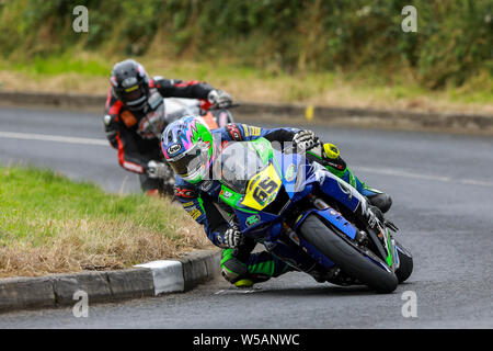 Consolation-maisonnettes, Nordirland. 27. Juli, 2019. Consolation-maisonnettes Straße Rennen das Rennen der Legenden; Michael Sweeney (MJR BMW) Forderungen 3. Platz in der SuperBike rennen Credit: Aktion plus Sport/Alamy leben Nachrichten Stockfoto