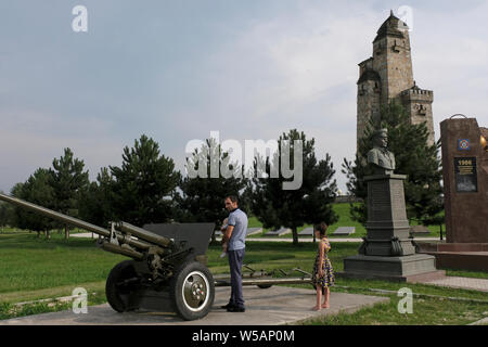 Besucher vor Ort sehen einen sowjetischen 122-mm-Howitzer M1938 (M-30), ausgestellt am Nazran Memorial for the Ingush and Tschetschenien Deportation in der Republik Inguschetien im Nordkaukasischen Föderationsbezirk Russlands. Stockfoto