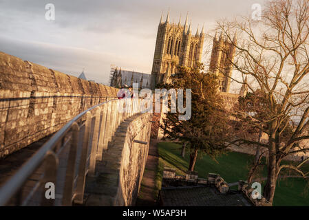 Schuß von der berühmten Kathedrale von Lincoln von den Wällen Lincoln Castle bei Sonnenuntergang im Winter Stockfoto