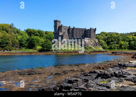 Dunvegan Castle, Stammsitz des Schottischen Clan der McLeods, Dunvegan, Isle of Skye, Innere Hebriden, Loch Dunvegan, Schottland, Vereinigtes Königreich Stockfoto