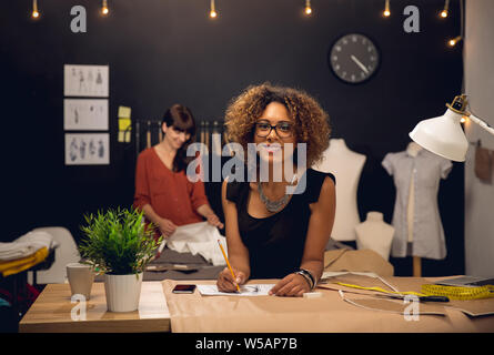 Zwei junge Unternehmer-Frauen und Mode-Designer arbeiten an ihrem atelier Stockfoto