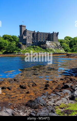 Dunvegan Castle, Stammsitz des Schottischen Clan der McLeods, Dunvegan, Isle of Skye, Innere Hebriden, Loch Dunvegan, Schottland, Vereinigtes Königreich Stockfoto