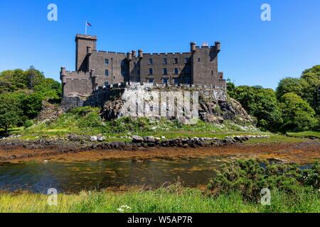 Dunvegan Castle, Stammsitz des Schottischen Clan der McLeods, Dunvegan, Isle of Skye, Innere Hebriden, Loch Dunvegan, Schottland, Vereinigtes Königreich Stockfoto