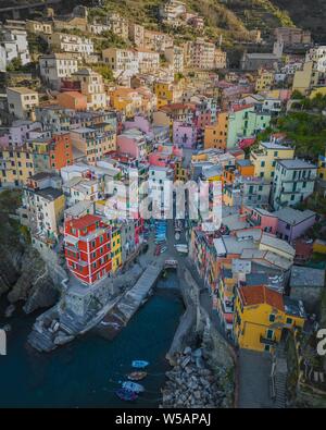 Luftaufnahme von Riomaggiore, Hafen, Cinque Terre, Italien Stockfoto