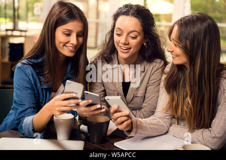 Gruppe von Mädchen machen eine Pause auf der Studien für einige Klatsch Stockfoto