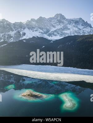 Eibsee, teils vor Schnee-bedeckten Berge, Wechsel der Jahreszeit, Wettersteingebirge, Drone schoß, Garmisch-Partenkirchen, Deutschland Stockfoto