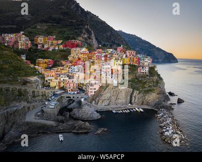 Manarola, Luftaufnahme bei Sonnenaufgang, Hafen, Cinque Terre, Ligurien, Italien Stockfoto