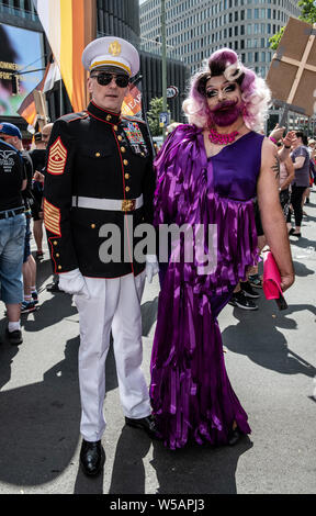 Berlin, Deutschland. 27. Juli, 2019. Verkleidete Teilnehmer der CSD-Parade. Das Motto der diesjährigen 41. Christopher Street Day ist das tonewall 50 - jeden Aufruhr beginnt mit Ihrer Stimme". Credit: Paul Zinken/dpa/Alamy leben Nachrichten Stockfoto