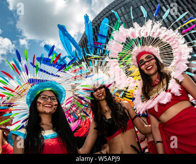 Berlin, Deutschland. 27. Juli, 2019. Verkleidete Teilnehmer der CSD-Parade. Das Motto der diesjährigen 41. Christopher Street Day ist das tonewall 50 - jeden Aufruhr beginnt mit Ihrer Stimme". Credit: Paul Zinken/dpa/Alamy leben Nachrichten Stockfoto