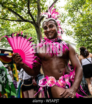 Berlin, Deutschland. 27. Juli, 2019. Eine verschleierte Teilnehmer der CSD-Parade. Das Motto der diesjährigen 41. Christopher Street Day ist das tonewall 50 - jeden Aufruhr beginnt mit Ihrer Stimme". Credit: Paul Zinken/dpa/Alamy leben Nachrichten Stockfoto