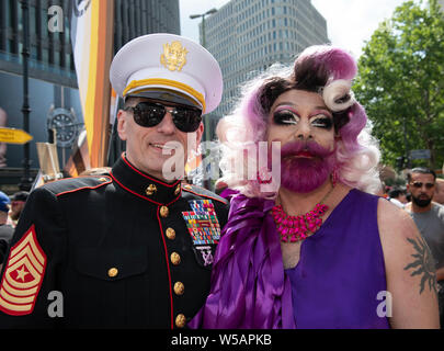 Berlin, Deutschland. 27. Juli, 2019. Verkleidete Teilnehmer der CSD-Parade. Das Motto der diesjährigen 41. Christopher Street Day ist das tonewall 50 - jeden Aufruhr beginnt mit Ihrer Stimme". Credit: Paul Zinken/dpa/Alamy leben Nachrichten Stockfoto