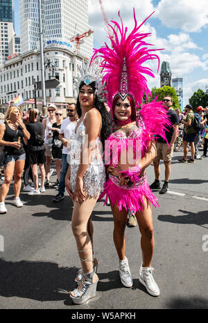 Berlin, Deutschland. 27. Juli, 2019. Verkleidete Teilnehmer der CSD-Parade. Das Motto der diesjährigen 41. Christopher Street Day ist das tonewall 50 - jeden Aufruhr beginnt mit Ihrer Stimme". Credit: Paul Zinken/dpa/Alamy leben Nachrichten Stockfoto