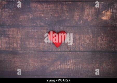 Rotes Herz auf Holztisch Stockfoto