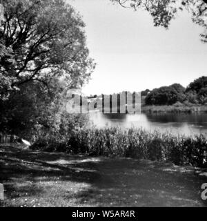 Spaziergang entlang dem Fluss erne, dieses schwarze und weiße Camera obscura Foto ist nicht scharf wegen der Kamera. Auf analogen fotografischen Große genommen w Stockfoto