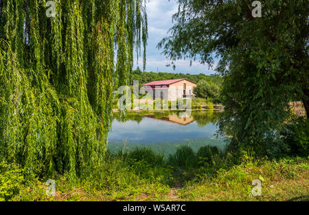 Schöne Aussicht auf den Fluss Tikich und ländliche Landschaft in der Nähe von buky Dorf, Ukraine Stockfoto