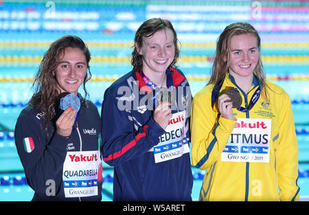 Gwangju, Südkorea. 27. Juli, 2019. Goldmedaillenträger Katie Ledecky (C) der Vereinigten Staaten, silbermedaillengewinner Simona Quadarella (L) von Italien und Bronze medaillenträger Ariarne Titmus von Australien posieren für Fotos nach der Frauen 800m Freistil Finale bei FINA Weltmeisterschaft in Gwangju, Südkorea, am 27. Juli 2019. Credit: Wang Jingqiang/Xinhua/Alamy leben Nachrichten Stockfoto