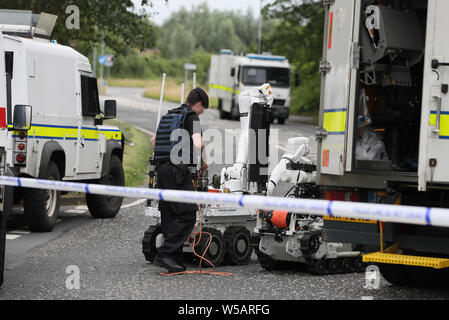 Gesichter VERPIXELT DURCH PA BILD SCHREIBTISCH eine Munition Technical Officer in der Nähe der Szene in Tullygally Straße, Craigavon, Co Armagh nach einem explosiven von republikanischen Dissidenten in einem verlassenen Angebot Polizisten zu töten verwendete Gerät entdeckt wurde. Stockfoto