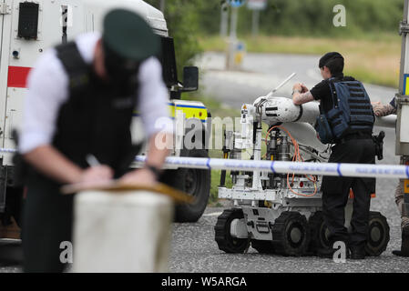 Gesichter VERPIXELT DURCH PA BILD SCHREIBTISCH Munition technische Offiziere in der Nähe der Szene in Tullgally Straße, Craigavon, Co Armagh nach einem explosiven von republikanischen Dissidenten in einem verlassenen Angebot Polizisten zu töten verwendete Gerät entdeckt wurde. Stockfoto