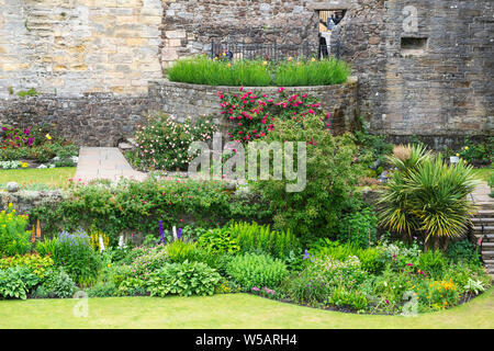 Terrassenförmig angelegte Blumenrabatten im Queen Anne Gärten - Schloss Stirling, Schottland, Großbritannien Stockfoto