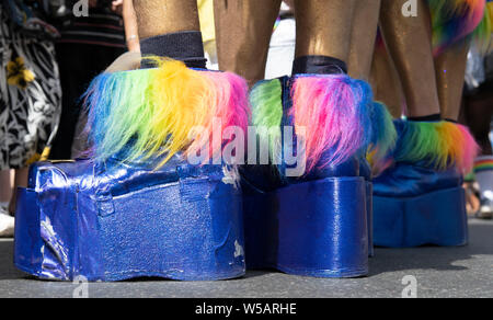 Berlin, Deutschland. 27. Juli, 2019. Die Teilnehmer nehmen an der CSD-Parade Mit Plattform Schuhe. Das Motto der diesjährigen 41. Christopher Street Day ist das tonewall 50 - jeden Aufruhr beginnt mit Ihrer Stimme". Credit: Paul Zinken/dpa/Alamy leben Nachrichten Stockfoto