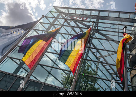 Berlin, Deutschland. 27. Juli, 2019. Die regenbogenfahnen Wehen vor der CDU-Zentrale anlässlich des 41 Christopher Street Day (CSD)-Parade. Credit: Paul Zinken/dpa/Alamy leben Nachrichten Stockfoto