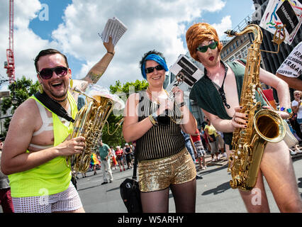 Berlin, Deutschland. 27. Juli, 2019. Transophonix Musiker an der CSD-Parade gespielt. Das Motto der diesjährigen 41. Christopher Street Day ist das tonewall 50 - jeden Aufruhr beginnt mit Ihrer Stimme". Credit: Paul Zinken/dpa/Alamy leben Nachrichten Stockfoto