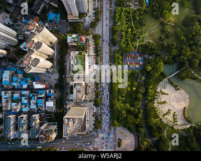 Urban Antenne Stadt Blick auf die geschäftigen Straßen in Nanning China Stockfoto