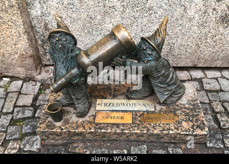 Kleine Bronzestatue Breslauer Zwerge in den Straßen der polnischen Stadt Wroclaw - Polen. Stockfoto