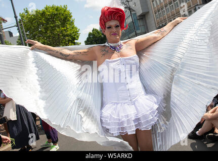 Berlin, Deutschland. 27. Juli, 2019. Eine verschleierte Teilnehmer der CSD-Parade. Das Motto der diesjährigen 41. Christopher Street Day ist das tonewall 50 - jeden Aufruhr beginnt mit Ihrer Stimme". Credit: Paul Zinken/dpa/Alamy leben Nachrichten Stockfoto