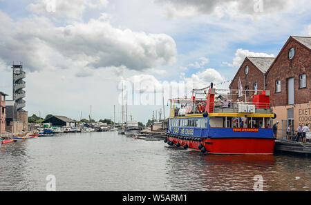 Exeter Canal Cruise Boot der Stolz von Exmouth am Exeter Kais für die Passagiere an Bord des Schiffes angedockt. Stockfoto