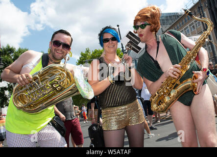 Berlin, Deutschland. 27. Juli, 2019. Transophonix Musiker an der CSD-Parade gespielt. Das Motto der diesjährigen 41. Christopher Street Day ist das tonewall 50 - jeden Aufruhr beginnt mit Ihrer Stimme". Credit: Paul Zinken/dpa/Alamy leben Nachrichten Stockfoto