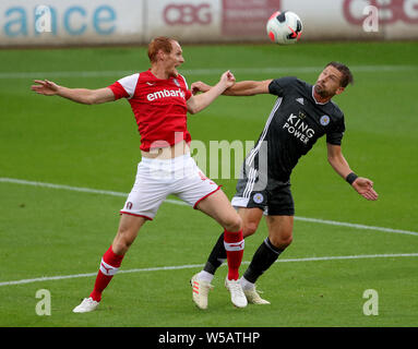 Die rotherham United Shaun MacDonald und Leicester City Adrien Silva während der Vorsaison Freundschaftsspiel am AESSEAL New York Stadium, Rotherham. Stockfoto