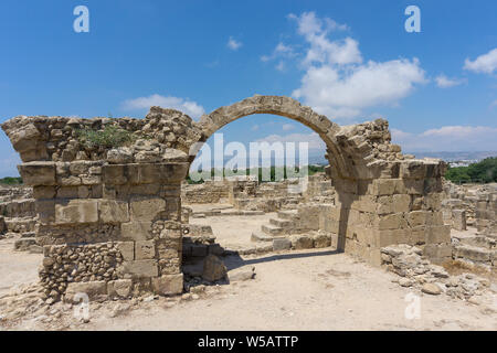 Saranda Schloss auch Ruinen mit 40 Spalten, mittelalterliche Festung in Pafos archäologischen Park (Kato Pafos), Hafen von Paphos, Zypern. Malerische Landschaft w Stockfoto