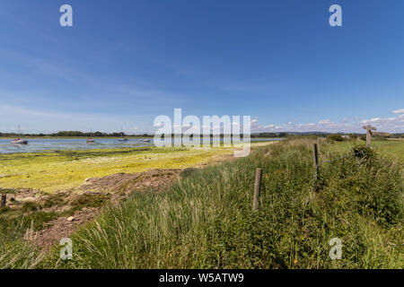 Landschaft Blick über Fishbourne Kanal in Chichester Harbour in der Nähe von Apeldram, West Sussex, Großbritannien Stockfoto