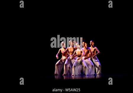 Von Taipeh, Taiwan. 27. Juli, 2019. Künstler aus der Cloud Gate Dance Theatre troupe in Taipei, Südosten Chinas Taiwan, 27. Juli 2019. Credit: Zhu Xiang/Xinhua/Alamy leben Nachrichten Stockfoto