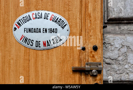 Emaillierte Plakette von Antigua Casa de Guardia ist das Weingut und Weinstube mit Tradition von Malaga, Andalusien, Spanien Stockfoto