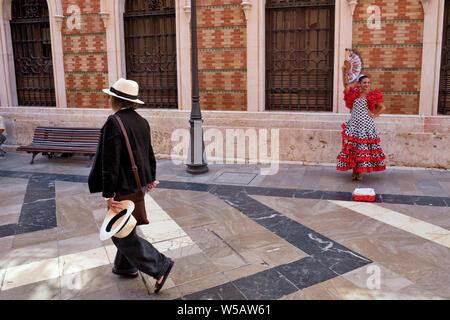 Gypsy in Kostüm und ein Tourist auf einer Straße in Málaga, Andalusien, Spanien Stockfoto