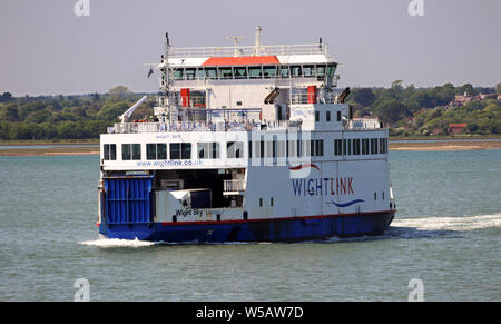 Lymington nach Yarmouth Fähre nähert sich der Isle of Wight Stockfoto