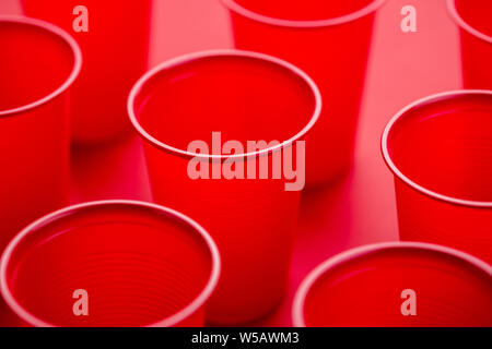 Muster des Trinkens aus Kunststoff Gläser auf rotem Hintergrund Stockfoto