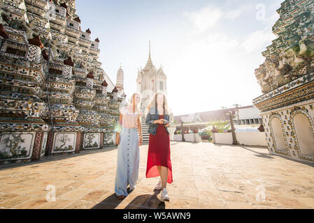 Schöne Frauen in Bangkok Sehenswürdigkeiten und Wahrzeichen in Thailand - Junge glücklich Touristen Erkunden einer südostasiatischen Stadt Stockfoto