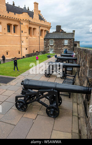 Kanonen von Grand Batterie auf die Wände der äußeren Schließen mit der Großen Halle im Hintergrund - Stirling Castle, Schottland, Großbritannien Stockfoto