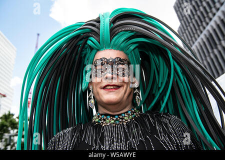 Berlin, Deutschland. 27. Juli, 2019. Eine verschleierte Teilnehmer der CSD-Parade. Das Motto der diesjährigen 41. Christopher Street Day ist das tonewall 50 - jeden Aufruhr beginnt mit Ihrer Stimme". Credit: Paul Zinken/dpa/Alamy leben Nachrichten Stockfoto