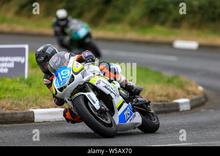 Consolation-maisonnettes, Nordirland. 27. Juli, 2019. Consolation-maisonnettes Straße Rennen das Rennen der Legenden; Kris Duncan (Kawasaki ZXR 400) gewinnt den Lighweight SuperSport rennen Credit: Aktion plus Sport/Alamy leben Nachrichten Stockfoto